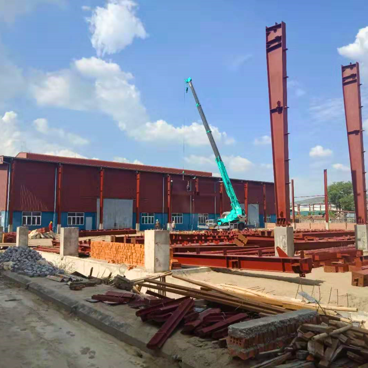 Steel-Column-Installation-Warehouse-Construction