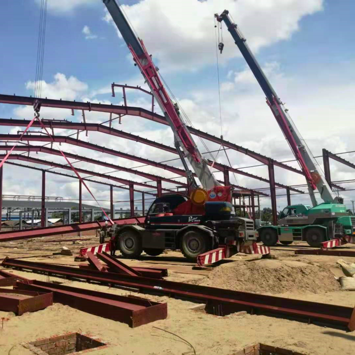 Steel-Warehouse-Structure-Erection-Crane-Myanmar-Yi-Jin-Customer-Site