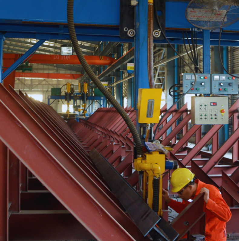myanmar-yi-jin-steel-structure-production-factory-h-beam-submerge-welding-machine