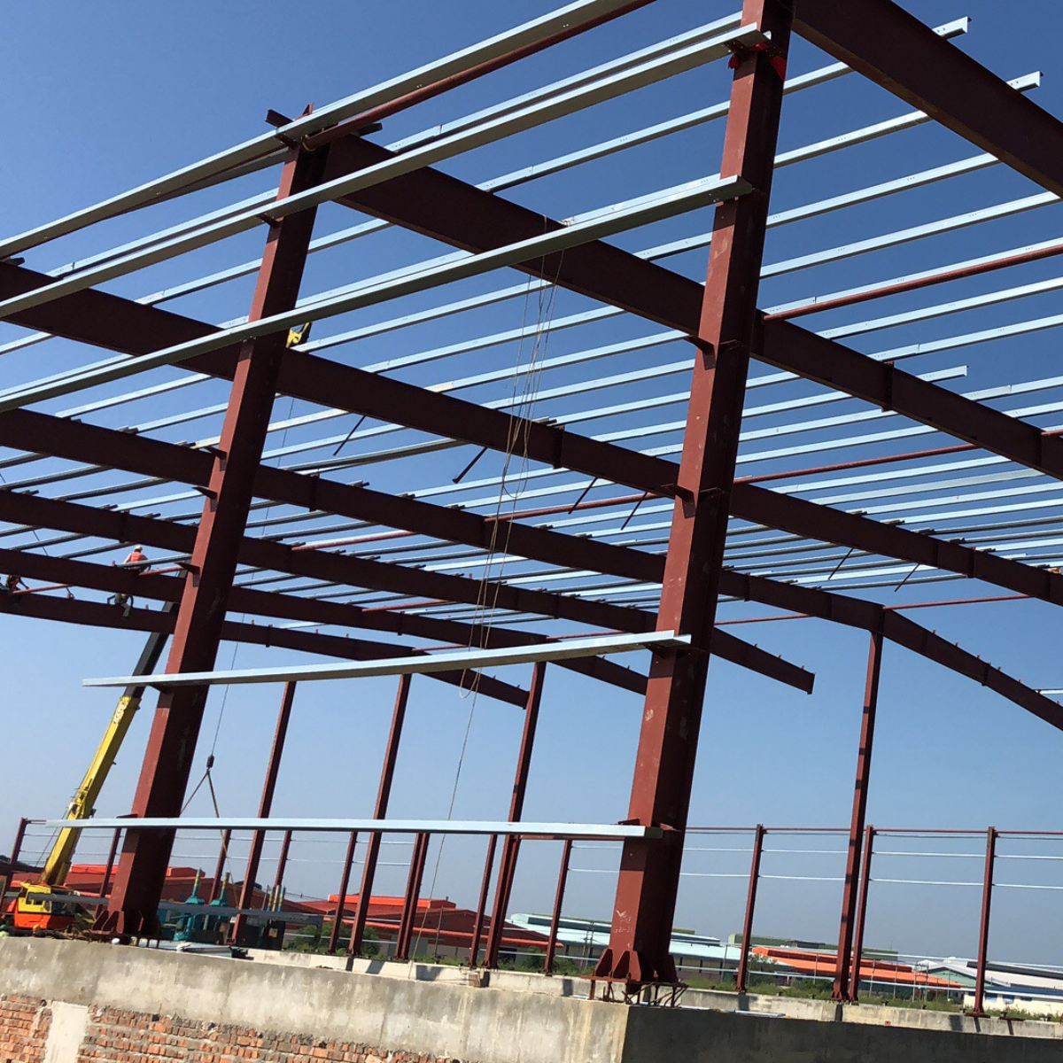 purlin-girts-installation-steel-structure-warehouse-site