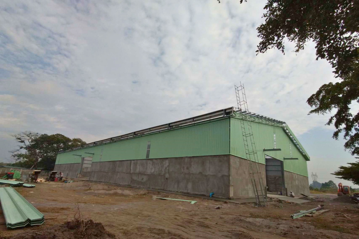 tan-sin-kyal-steel-structure-warehouse-gutter-installation-side-view