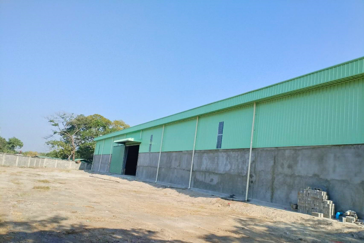 tan-sin-kyal-steel-structure-warehouse-wall-metal-sheet-installation-entrance-view