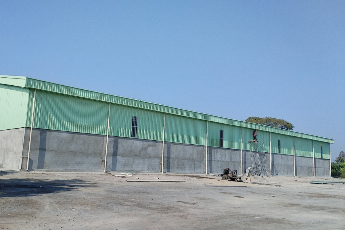 tan-sin-kyal-steel-structure-warehouse-wall-metal-sheet-installation-side-view