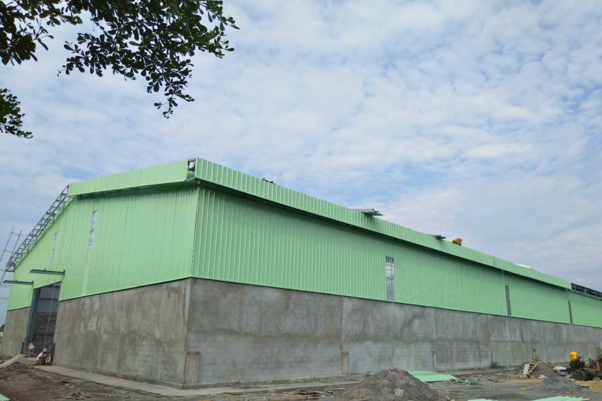 tan-sin-kyal-steel-structure-warehouse-wall-metal-sheet-installation
