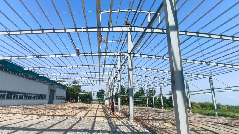 nterior steel frame and roof truss erection for the 168.81m x 42m Aung Kan Bo assembly workshop factory extension by Myanmar Yi Jin in Mandalay